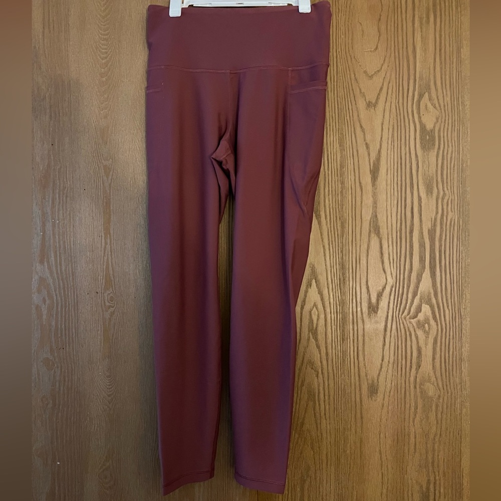 Old Navy Elevate Go-Dry Leggings w/ Side Pockets